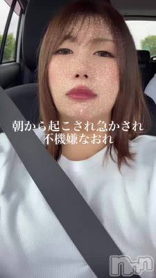 ˴