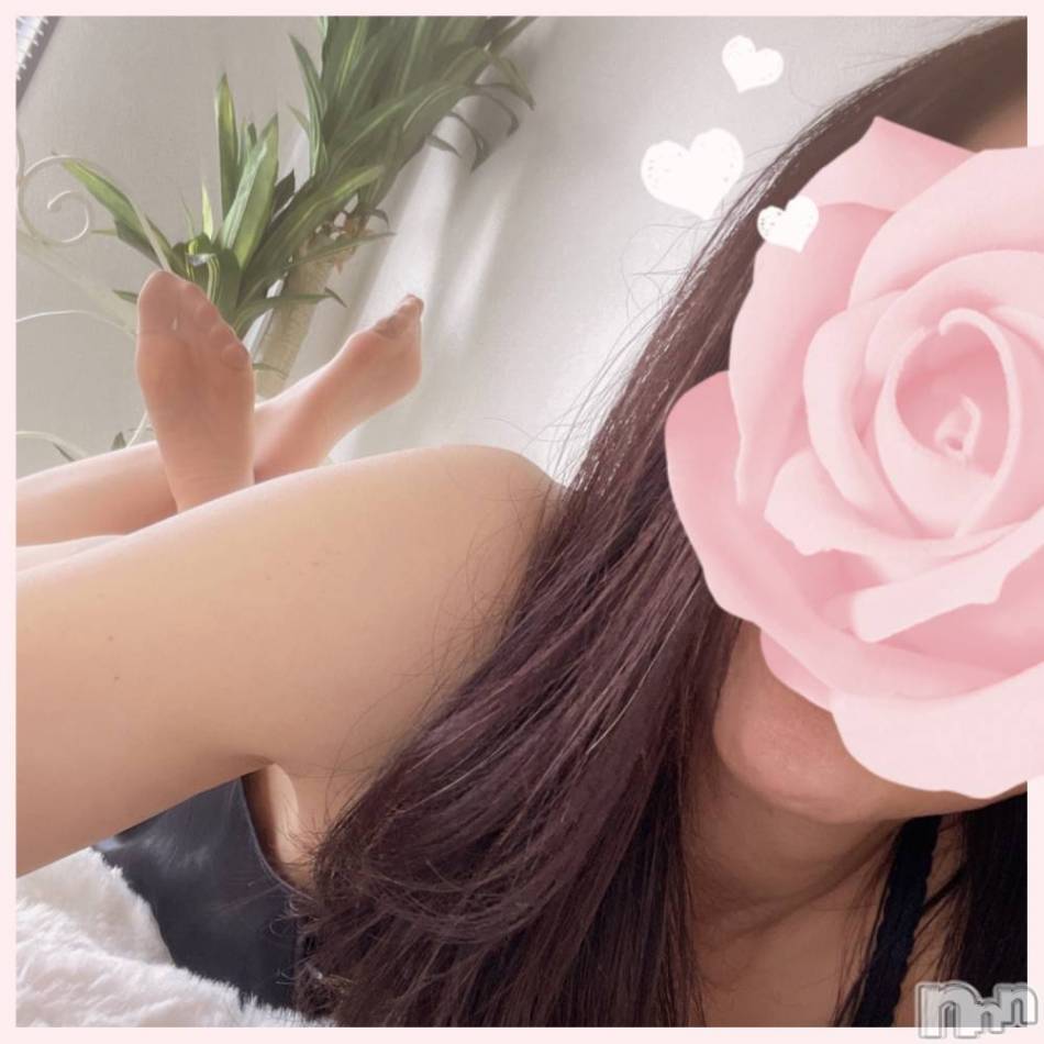 新潟人妻デリヘル(ヒトヅマロウ　ニイガタテン)の2021年6月11日お店速報「引き寄せられるような大人の色気と癒しを感じさせる雰囲気が最高です♪」