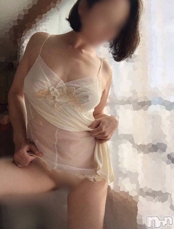 新潟人妻デリヘル(ヒトヅマロウ　ニイガタテン)の2021年11月1日お店速報「甘い快感や 本物の不倫のようなディープな快感をお楽しみください。」