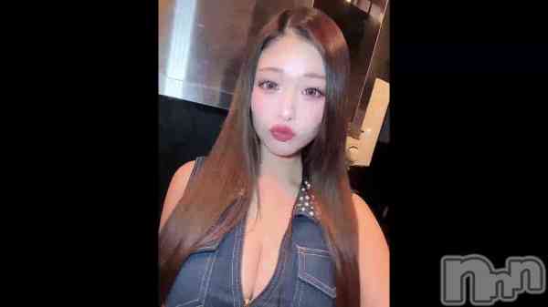 ֥M&#x1F64B;&#x200D;&#xFE0F;