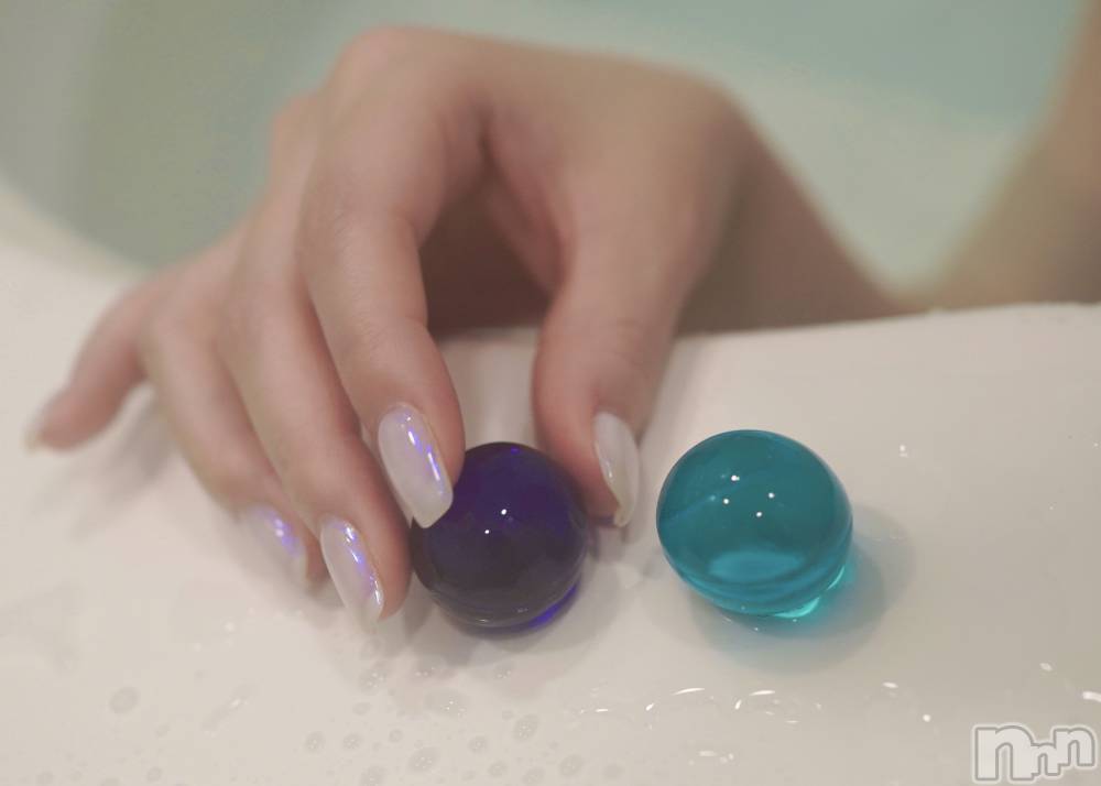 新潟デリヘル新潟の可憐な妻たち～秘密の逢瀬～(ニイガタノカレンナツマタチ～ヒミツノオウセ～) 由良 泉(33)の11月25日写メブログ「タマタマをサワサワするユラユラ🟣🔵」