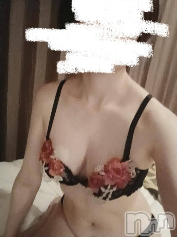 新潟人妻デリヘル人妻不倫処　桃屋　新潟店(ヒトヅマフリンドコロモモヤ) しずく・清純派愛嬌◎(43)の6月12日写メブログ「コップ持って……(🍺•᎑•🍺)」