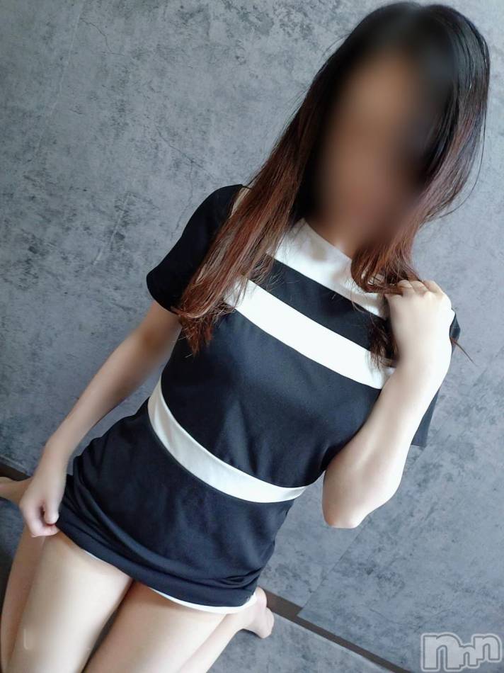 上田発デリヘル(マシェリ)の2025年5月27日お店速報「5/28（水）12時～17時出勤スタイル抜群綺麗系奥様みさきsan」
