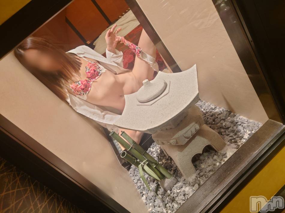 三条デリヘル(ヒトヅマジュンチャン)の2021年11月2日お店速報「妖艶な奥様と平日のお昼からイケナイ事を･･･♡」