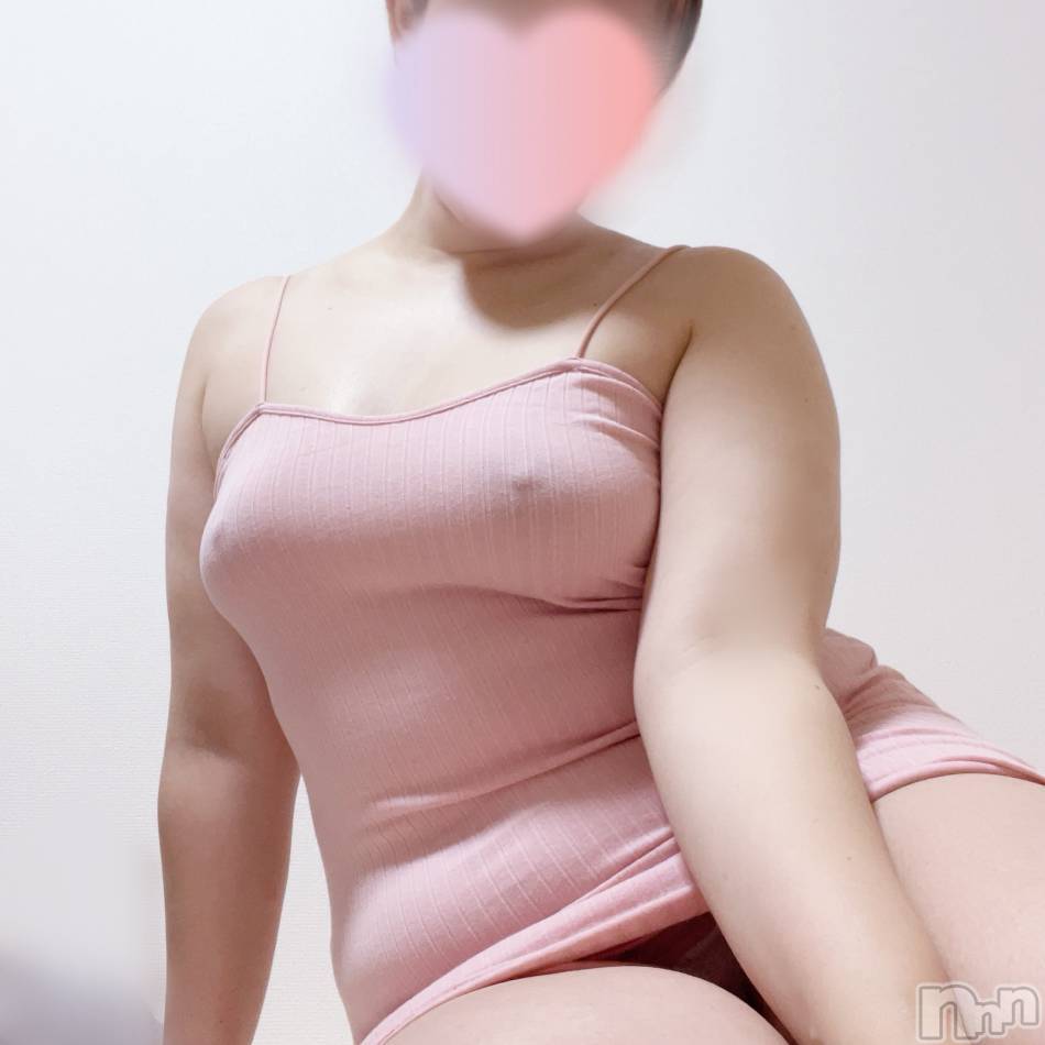 三条人妻デリヘル(ヒトヅマジュンチャン)の2025年8月23日お店速報「むっちり美巨乳♡美尻♡どっち派ですか？」