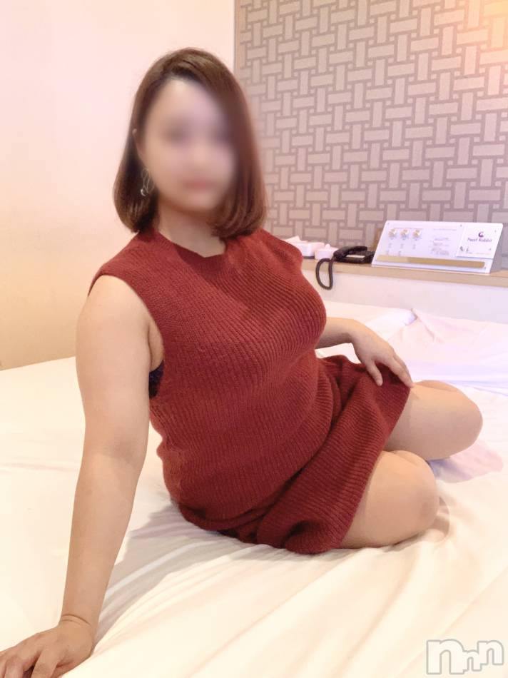 上越人妻デリヘル(ラブツマ)の2023年11月16日お店速報「色気たっぷりの綺麗な人妻が濃厚にご奉仕します♡///」