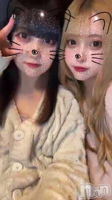 👩🏻‍❤️‍👩🏻