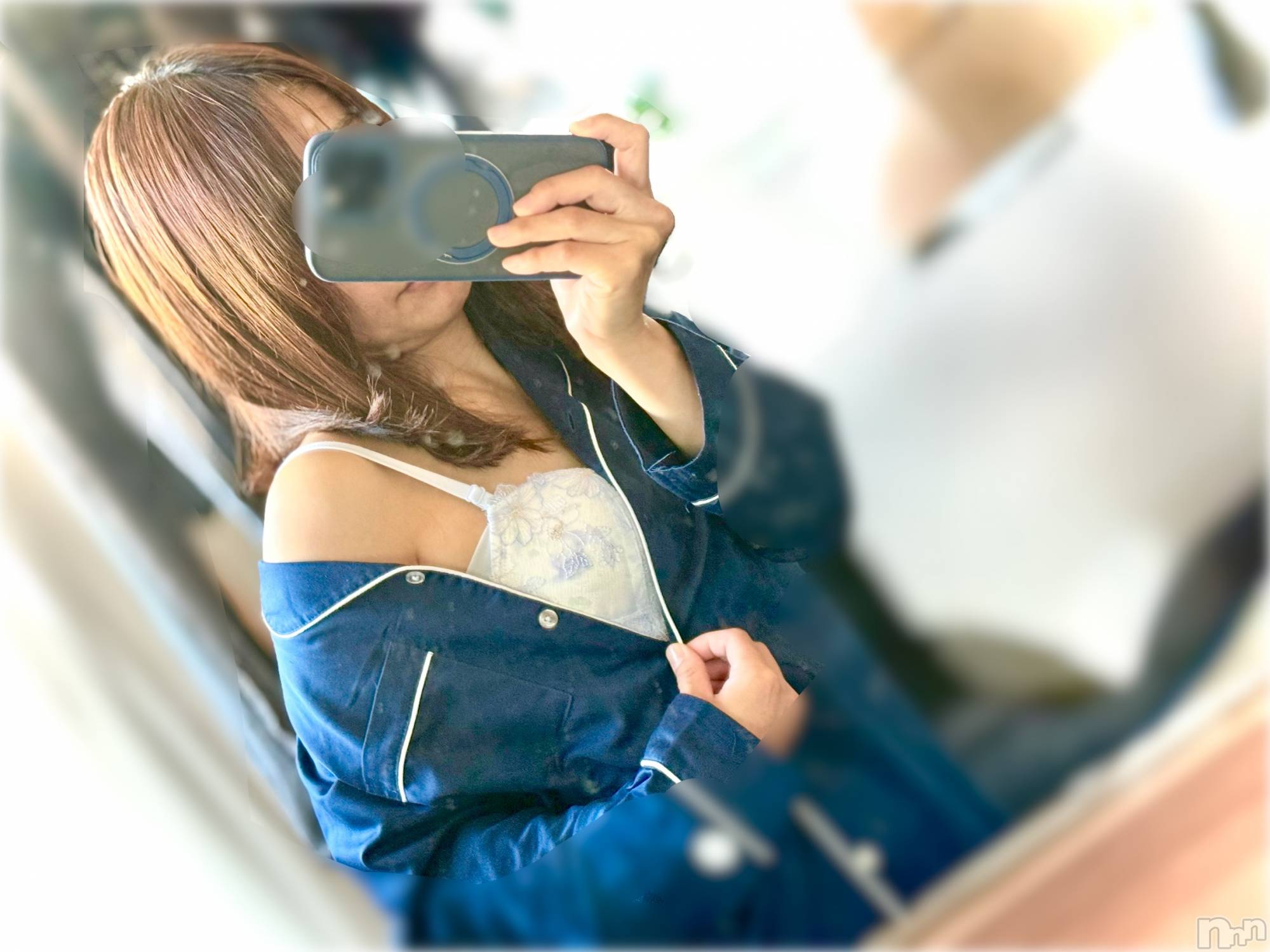 長岡デリヘル長岡人妻市(ナガオカヒトヅマイチ)ななみ★色褪せない『素人感』。(35)の2025年12月5日写メブログ「睨めっこ🙄」