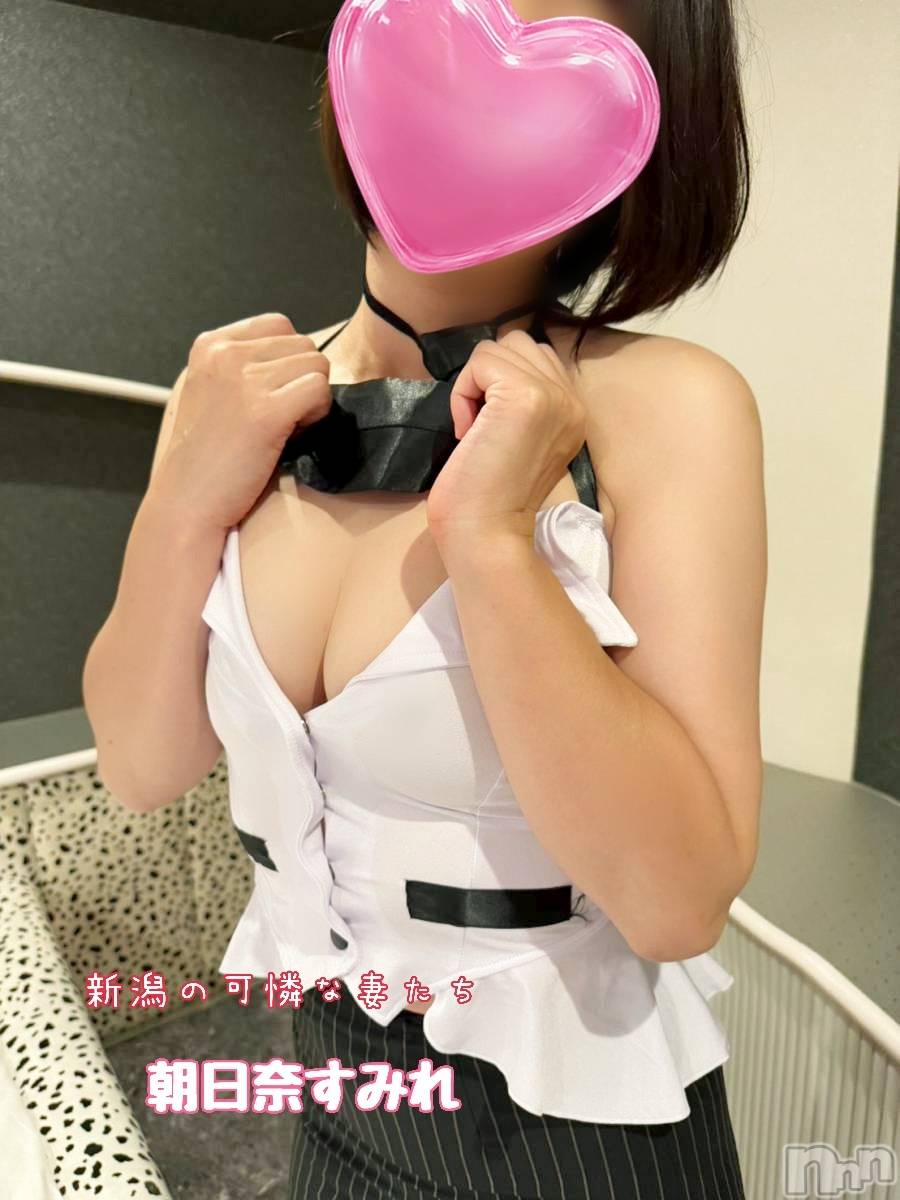 新潟人妻デリヘル新潟の可憐な妻たち～秘密の逢瀬～(ニイガタノカレンナツマタチ～ヒミツノオウセ～)朝日奈 すみれ(41)の2023年10月8日写メブログ「似すぎてて身にしみる( ｰ̀ωｰ́)」