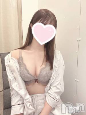 新人しほちゃん(19) 身長160cm、スリーサイズB84(D).W55.H83。 sleepy girl在籍。