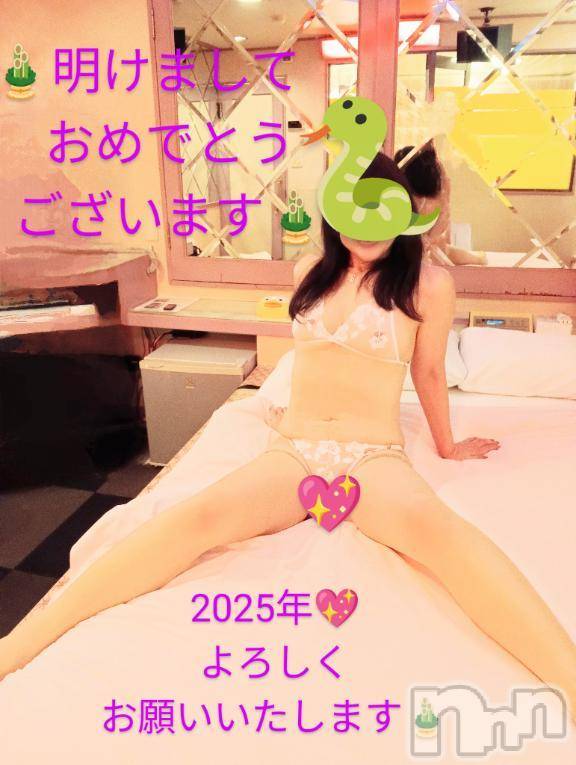 新潟人妻デリヘル熟女の風俗 最終章(ジュクジョノフウゾクサイシュウショウ)さとみ(50)の2025年1月3日写メブログ「さとみから新年のご挨拶😘💕」
