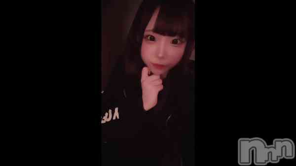 衼
