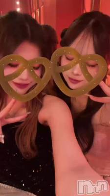 👩🏼‍❤️‍💋‍👩🏽