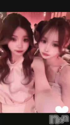 👩🏼‍❤️‍💋‍👩🏽