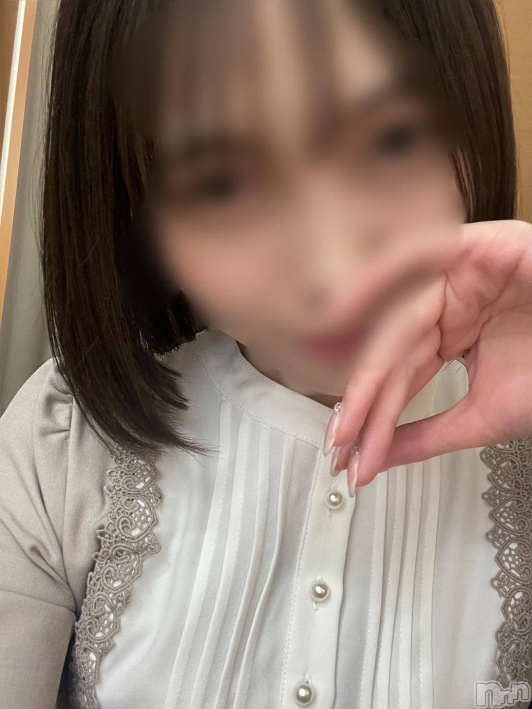新潟デリヘル奥様特急 新潟店(オクサマトッキュウニイガタテン)えいみ(36)の2024年11月25日写メブログ「27日(水)ご予約お取り出来ます♡」