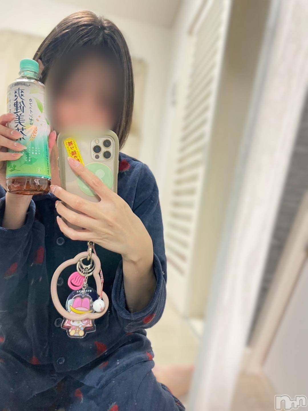 新潟デリヘル奥様特急 新潟店(オクサマトッキュウニイガタテン)えいみ(36)の2024年11月26日写メブログ「今日も12:00から♡」