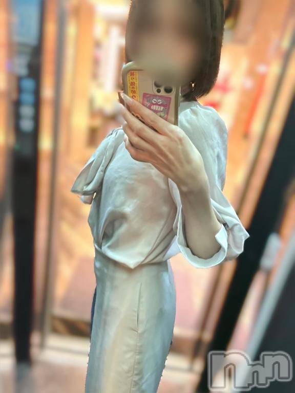 新潟デリヘル奥様特急 新潟店(オクサマトッキュウニイガタテン)えいみ(36)の2025年5月19日写メブログ「5/24(土)から♡」
