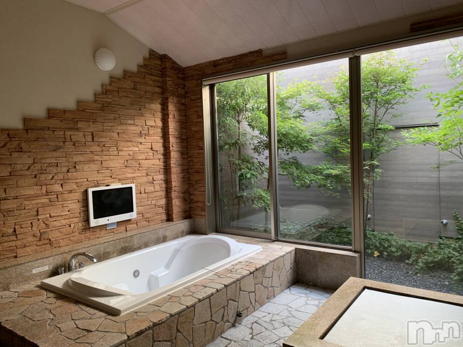 上越デリヘル(クルミノヘヤ)の2024年7月20日お店速報「リオンズホテル出張は平日限定になりました(ノ_＜)」