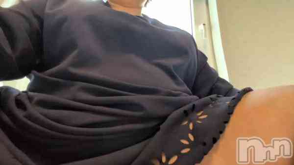 さつきの動画 カーテンを開けてワンピースを脱いでみたら♥️