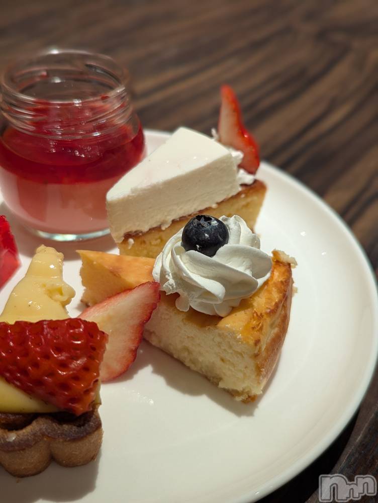 新潟手コキ新潟ゆったりプラス(お話し+デリ)(ユッタリプラス) 【新人】すず(25)の3月16日写メブログ「🍓ビュッフェたのしかった～🫶🏻︎」