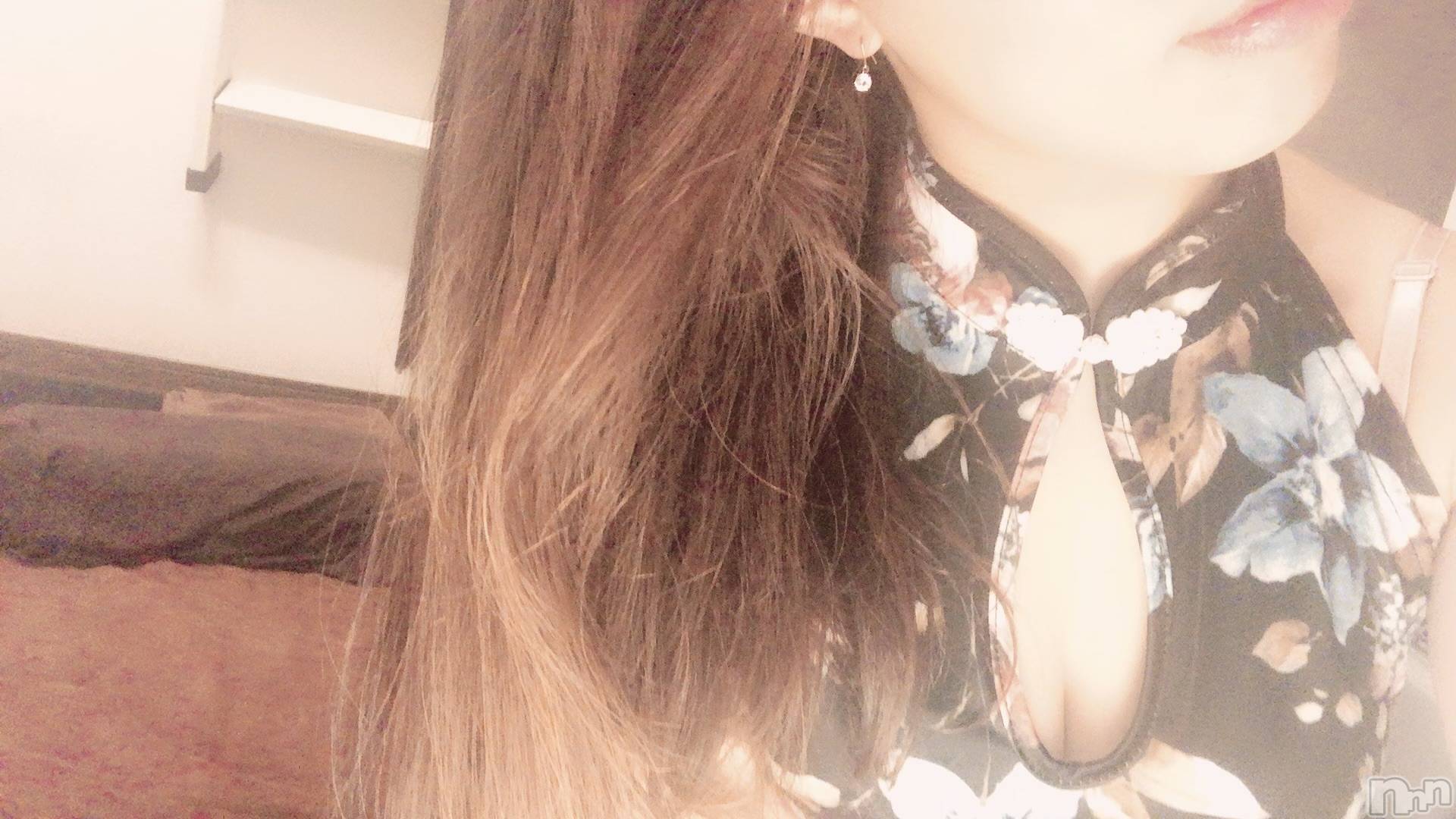 新潟メンズエステ花＊花(ハナハナ)みもざ(30)の2025年10月20日写メブログ「迷ってます(˘-ω-˘ ).｡oஇ」