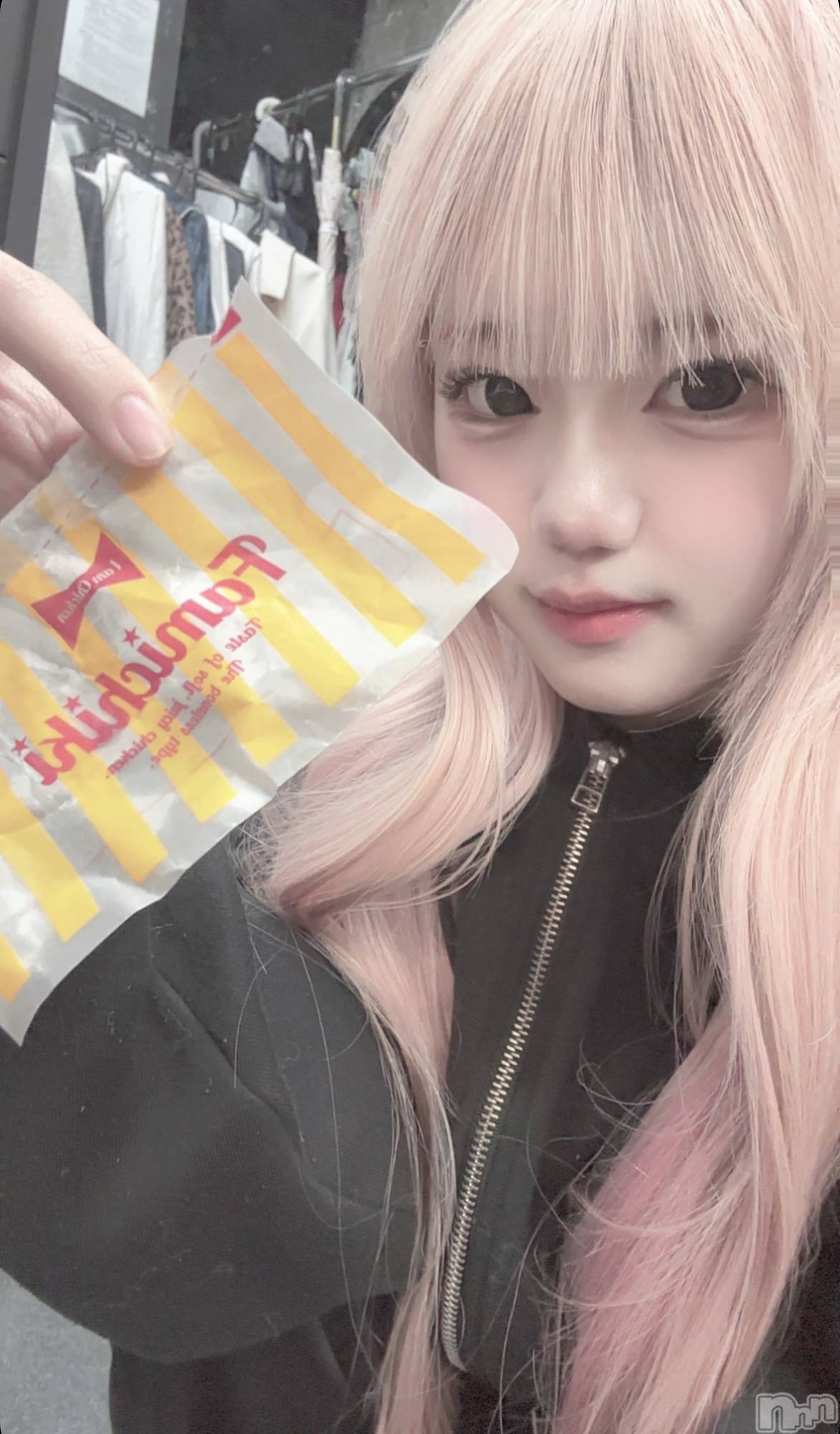 新潟おっパブSUPER ANGEL(スーパーエンジェル)舞原ひじり(19)の2025年2月12日写メブログ「チーズinファミチキ出たらしい🧀  ̖́-」