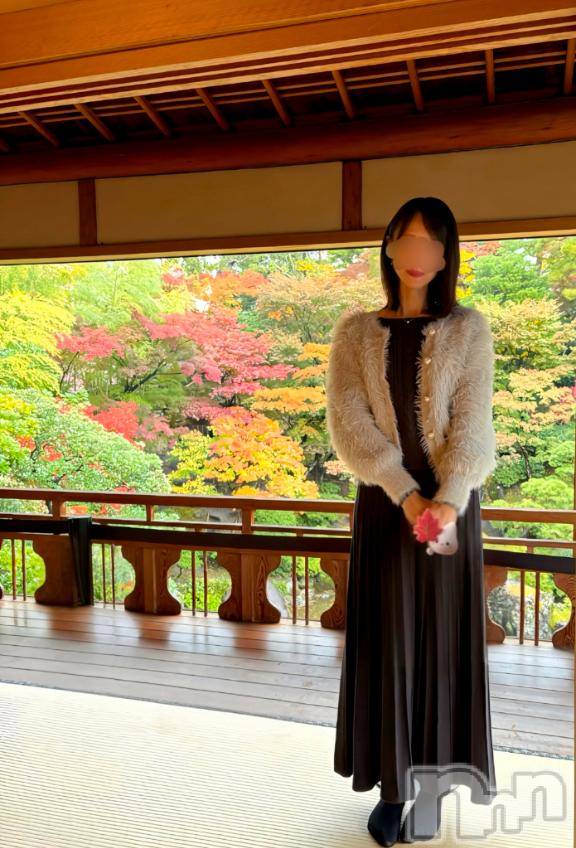 新潟人妻デリヘル新潟人妻　2nd Wife(セカンドワイフ)体験。えみ奥様(45)の2025年1月30日写メブログ「　とある秋の日🍁」