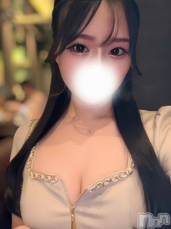 梓紗ななみ
