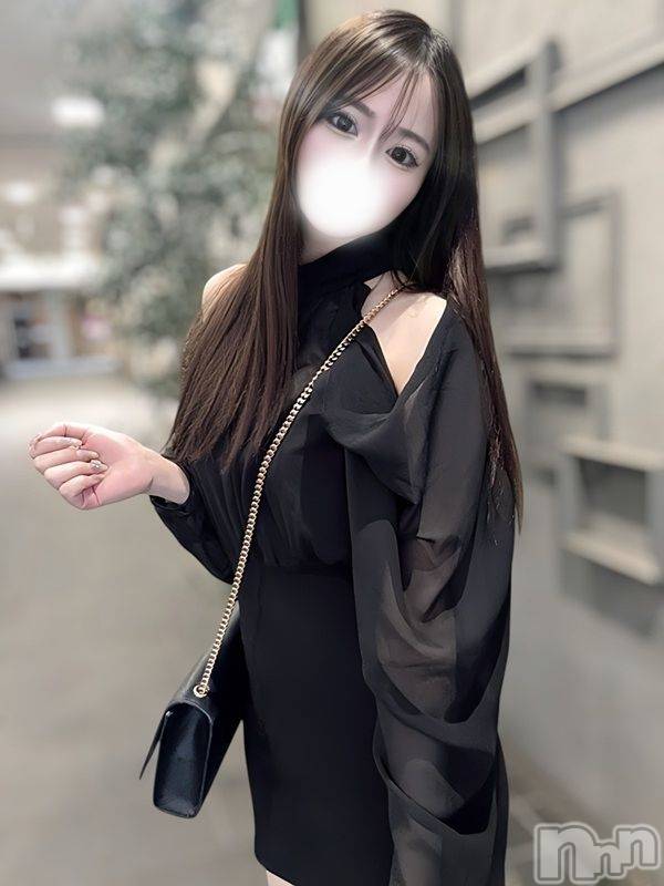 梓紗ななみ