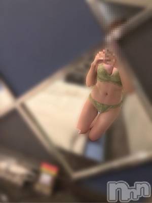 長岡デリヘル ROOKIE(ルーキー) しずく☆プラチナ(24)の10月29日写メブログ「出勤中～🤝」