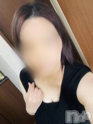 かりな(37) 身長155cm、スリーサイズB90(E).W62.H88。長岡デリヘル 長岡人妻市(ナガオカヒトヅマイチ)在籍。