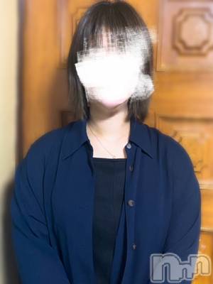 しおん・明日入店(37) 身長158cm、スリーサイズB89(E).W59.H87。新潟デリヘル 人妻不倫処　桃屋　新潟店(ヒトヅマフリンドコロモモヤ)在籍。