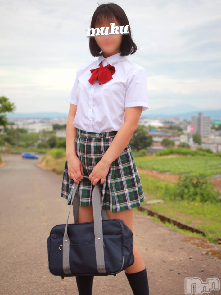 長岡デリヘル(ジュンムク)の2021年6月19日お店速報「黒髪は清楚の証『れなちゃん』年上の男性が好きで好きで堪らないとのこと」