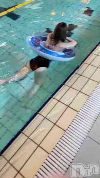 美雪さん【♪♪♪】の動画 泳げないから浮き輪は必須です🏊‍♀️⚠️