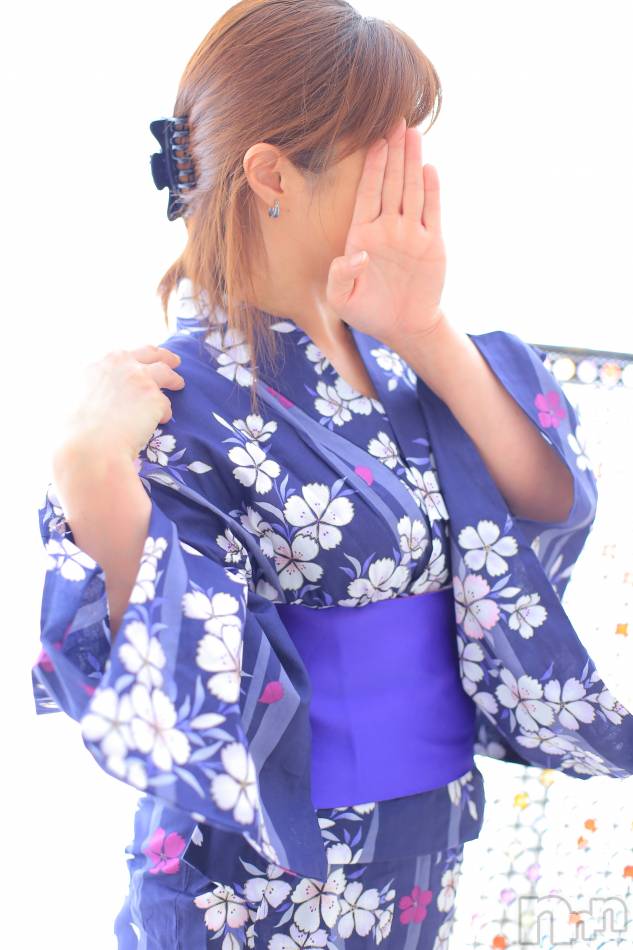 三条デリヘル(ブルームーン)の2019年7月5日お店速報「あやめお姉さん♡14時より出勤です！お電話お待ちしております！！」