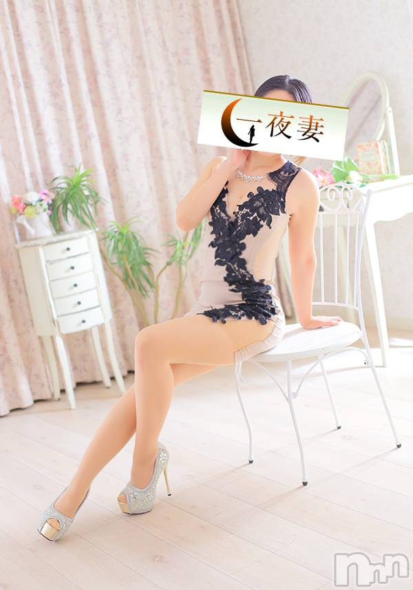 新潟人妻デリヘル(イチヤヅマ)の2024年10月23日お店速報「大人気れいな奥様出勤♪おすすめ美形奥様！予約可能中です！」