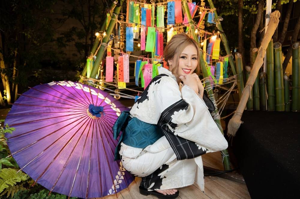 �Υ��С������륰��ӥ� Club Honey .() 8����